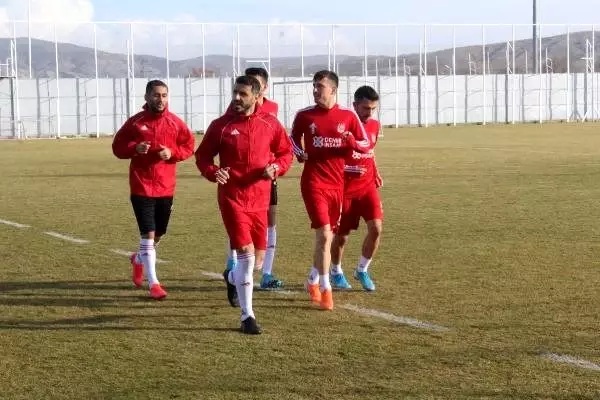 Rıza Çalımbay: Koronavirüs nedeniyle yurt dışına çıkışları yasakladık Rıza Çalımbay: Koronavirüs nedeniyle yurt dışına çıkışları yasakladık