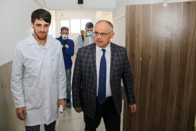 Yahyalı'da koronavirüs tehdidine karşı okullar dezenfekte ediliyor