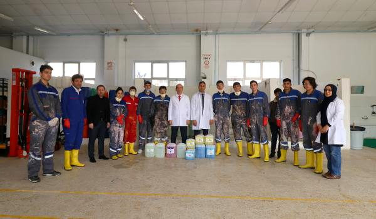 Yalova'da lise öğrencileri 4 ton dezenfektan üretti, okullarda kullanılacak