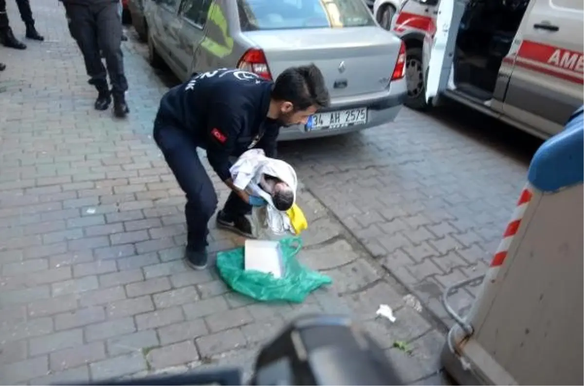 Avcılar'da çöpe atılan yeni doğmuş bebek kuvöze alındı