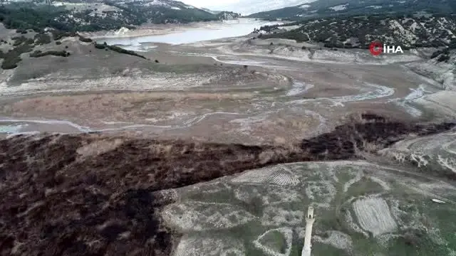 Baraj suları çekilince ortaya çıkan mezarlığa dua etmek için geliyorlar Baraj suları çekilince ortaya çıkan mezarlığa dua etmek için geliyorlar