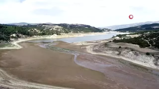 Baraj suları çekilince ortaya çıkan mezarlığa dua etmek için geliyorlar Baraj suları çekilince ortaya çıkan mezarlığa dua etmek için geliyorlar