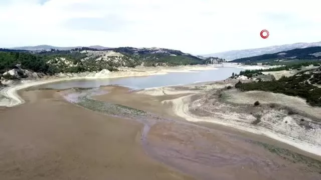 Baraj suları çekilince ortaya çıkan mezarlığa dua etmek için geliyorlar Baraj suları çekilince ortaya çıkan mezarlığa dua etmek için geliyorlar