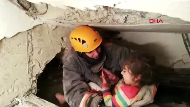 ELAZIĞ Depremden yaralı kurtulan Yüsra ve annesi 46 gün sonra buluştu ELAZIĞ Depremden yaralı kurtulan Yüsra ve annesi 46 gün sonra buluştu