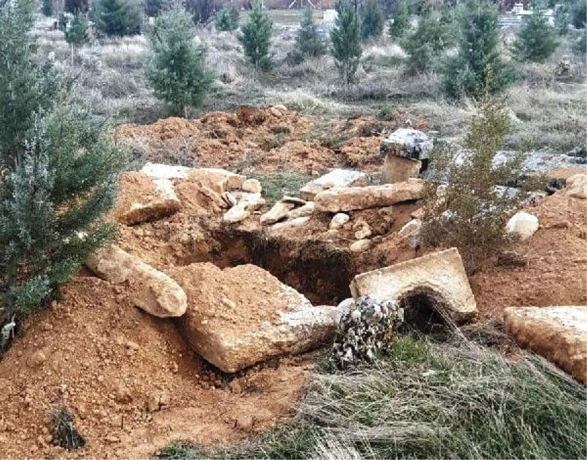 Eski mezarlarda kazı yapan 2 kişi yakalandı