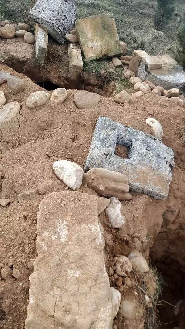 Eski mezarlarda kazı yapan 2 kişi yakalandı