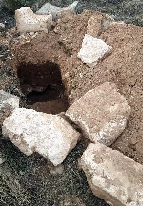 Eski mezarlarda kazı yapan 2 kişi yakalandı