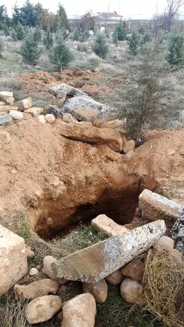 Eski mezarlarda kazı yapan 2 kişi yakalandı