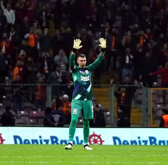 Fernando Muslera, Beşiktaş derbisi kaçırmadı Fernando Muslera, Beşiktaş derbisi kaçırmadı