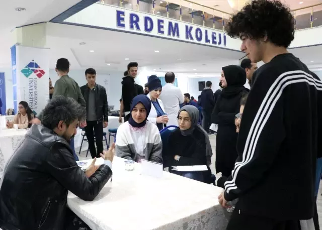 HKÜ Akademisyenleri, Erdem Koleji kariyer günlerinde
