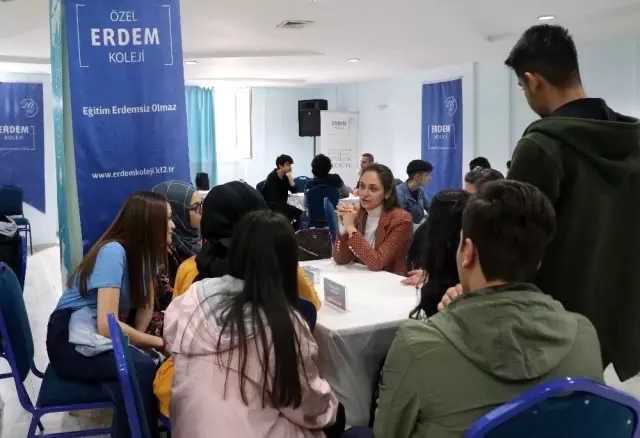 HKÜ Akademisyenleri, Erdem Koleji kariyer günlerinde