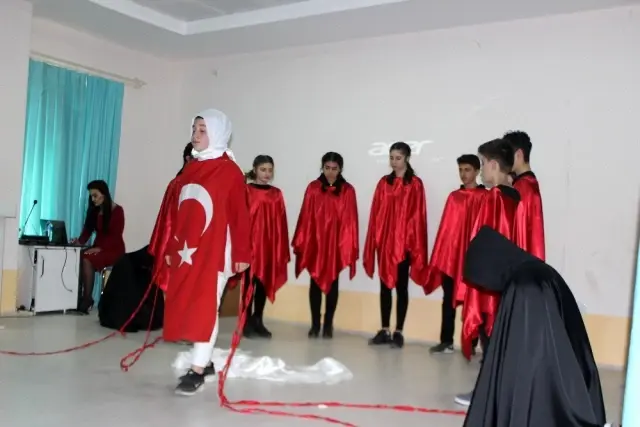 İstiklal Marşı'nın kabulü ve Mehmet Akif Ersoy'u anma günü programı düzenlendi İstiklal Marşı'nın kabulü ve Mehmet Akif Ersoy'u anma günü programı düzenlendi