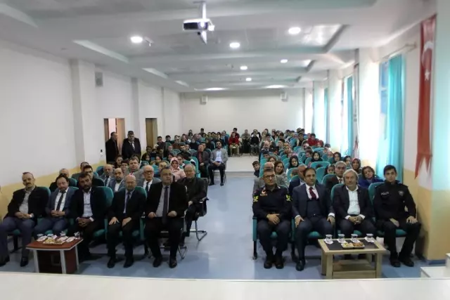 İstiklal Marşı'nın kabulü ve Mehmet Akif Ersoy'u anma günü programı düzenlendi İstiklal Marşı'nın kabulü ve Mehmet Akif Ersoy'u anma günü programı düzenlendi