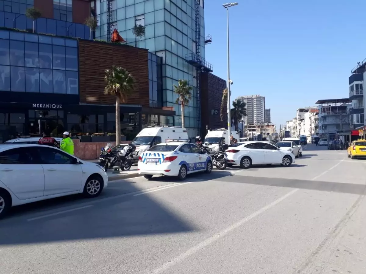 İzmir'deki alışveriş merkezinde hareketli dakikalar