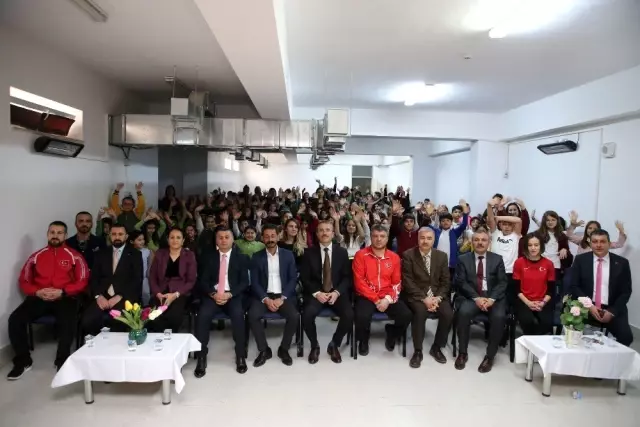 Milli sporcular Gölbaşı'nda öğrencilerle buluştu