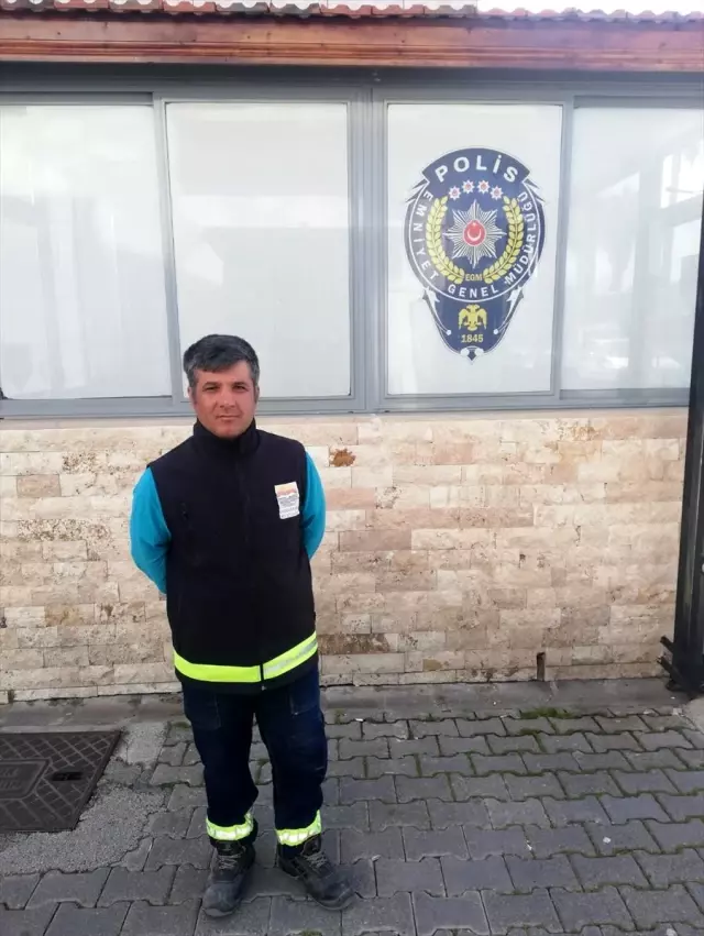Muğla'da temizlik işçisi bulduğu parayı polise teslim etti Muğla'da temizlik işçisi bulduğu parayı polise teslim etti