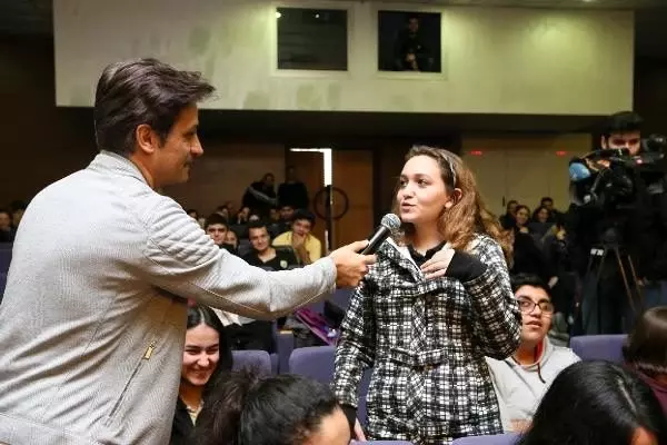 Radyo'nun gizli sesleri öğrencilerle bir araya geldi Radyo'nun gizli sesleri öğrencilerle bir araya geldi