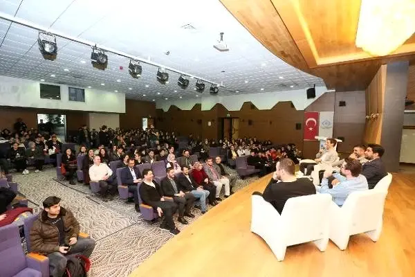 Radyo'nun gizli sesleri öğrencilerle bir araya geldi Radyo'nun gizli sesleri öğrencilerle bir araya geldi