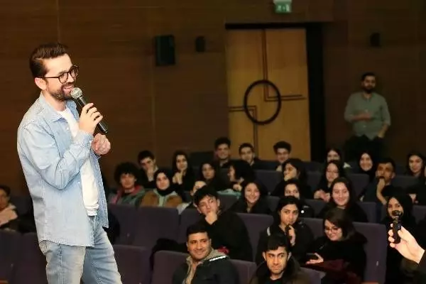 Radyo'nun gizli sesleri öğrencilerle bir araya geldi Radyo'nun gizli sesleri öğrencilerle bir araya geldi