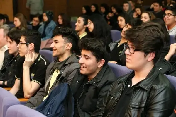 Radyo'nun gizli sesleri öğrencilerle bir araya geldi Radyo'nun gizli sesleri öğrencilerle bir araya geldi