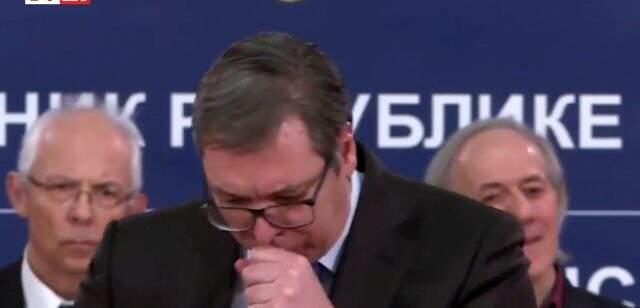 Sırbistan Cumhurbaşkanı Aleksandar Vucic, koronavirüs açıklaması yaparken öksürük krizine girdi.
