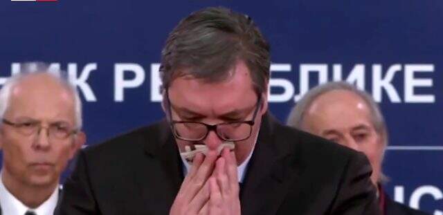 Sırbistan Cumhurbaşkanı Aleksandar Vucic, koronavirüs açıklaması yaparken öksürük krizine girdi