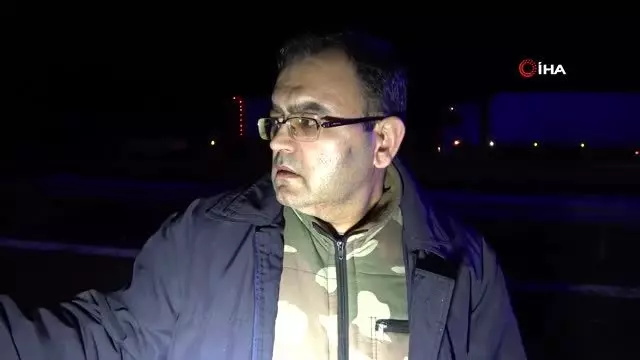 TEM’de önündeki otomobile çarpan gübre yüklü kamyon devrildi