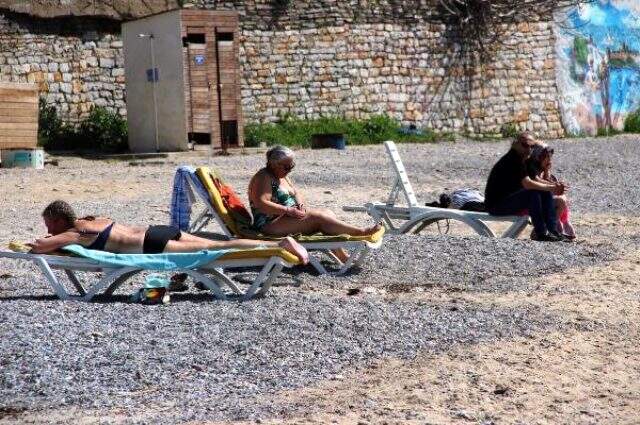 Türkiye koronavirüsle mücadele ederken Bodrum'da vatandaşlar denize girdi