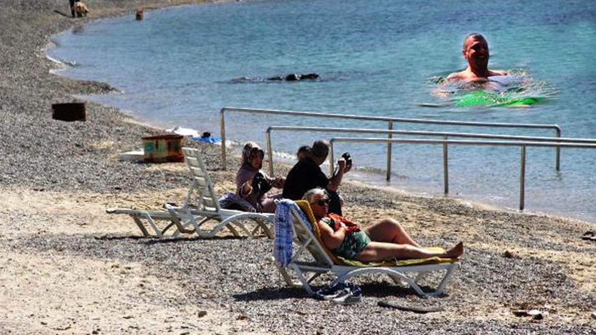 Türkiye koronavirüsle mücadele ederken Bodrum'da vatandaşlar denize girdi