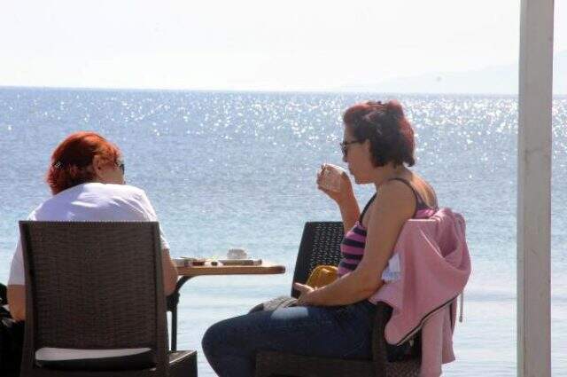 Türkiye koronavirüsle mücadele ederken Bodrum'da vatandaşlar denize girdi