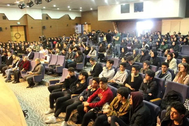 Ünlü radyocuların gençlerle sohbeti eğlenceli anlara sahne oldu Ünlü radyocuların gençlerle sohbeti eğlenceli anlara sahne oldu