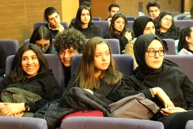 Ünlü radyocuların gençlerle sohbeti eğlenceli anlara sahne oldu Ünlü radyocuların gençlerle sohbeti eğlenceli anlara sahne oldu