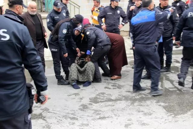 Yıkım kararı olan evlerini yıktırmamak için anne kız 2 saat ekiplere