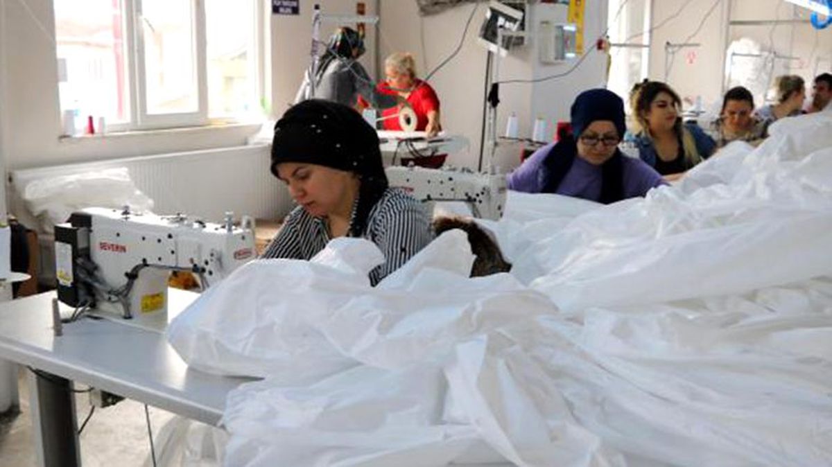 Zonguldaklı firma, koronavirüs sonrası gelen 1 milyonluk tulum talebini yetiştirmek için gece gündüz üretim yapıyor