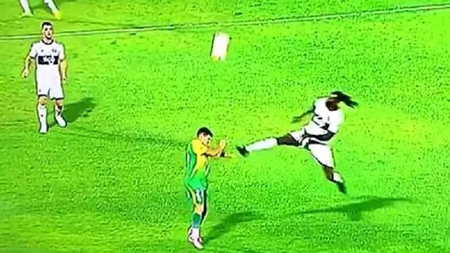 Adebayor, yaptığı insanlık dışı faul sonrası kırmızı kart gördü Adebayor, yaptığı insanlık dışı faul sonrası kırmızı kart gördü