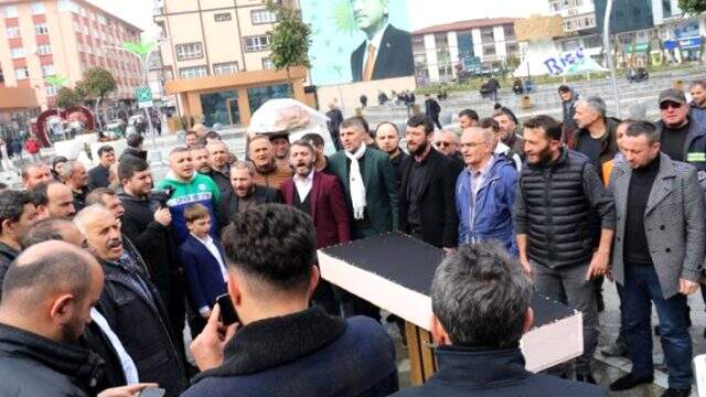 AK Parti'den DEVA Partisi'ne geçen partililer için gıyabi cenaze namazı kılmak istediler ancak, hakkını helal eden çıkmayınca namaz kılınamadı