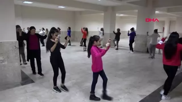 AYDIN-Muhtar sözünü tutu mahalleli zeybek ve harmandalı öğreniyor AYDIN-Muhtar sözünü tutu mahalleli zeybek ve harmandalı öğreniyor