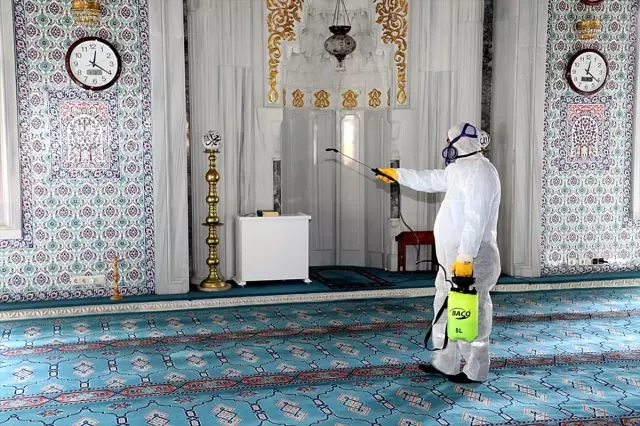 Beykoz'da koronavirüs ilaçlama çalışmaları sürüyor Beykoz'da koronavirüs ilaçlama çalışmaları sürüyor