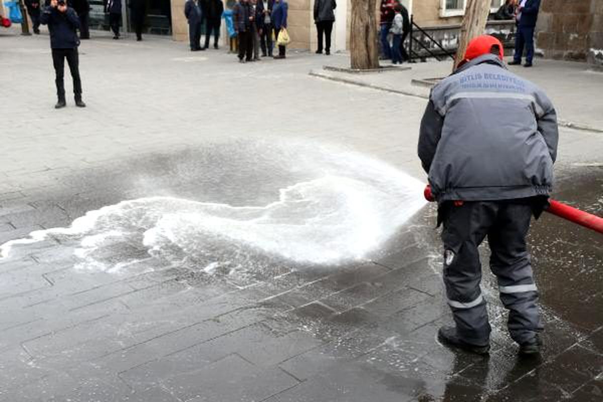 Bitlis'te cadde ve sokakları ilaçlamak yerine Van Gölü'nden getirilen suyla yıkıyorlar