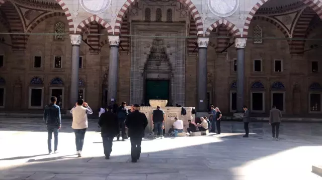 Cuma namazına gelenler Diyanet'in kararını yerinde buldu Cuma namazına gelenler Diyanet'in kararını yerinde buldu