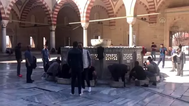 Cuma namazına gelenler Diyanet'in kararını yerinde buldu Cuma namazına gelenler Diyanet'in kararını yerinde buldu