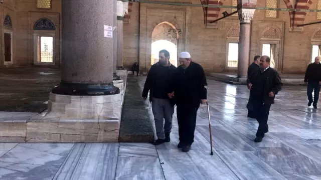 Cuma namazına gelenler Diyanet'in kararını yerinde buldu Cuma namazına gelenler Diyanet'in kararını yerinde buldu