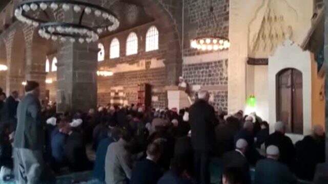 Cuma namazında koronavirüs hutbesi: Bu virüs Allah'tan gelen bir nimet