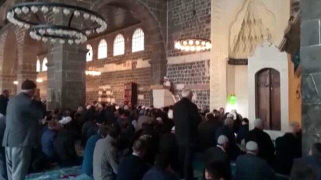 Cuma namazında koronavirüs hutbesi: Bu virüs Allah'tan gelen bir nimet