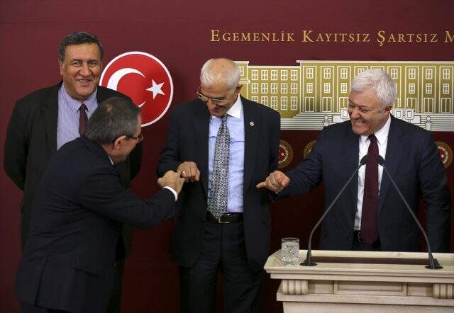 Cumhuriyet Halk Partisi koronavirüse karşı serçe parmak değdirerek selam vermiyor