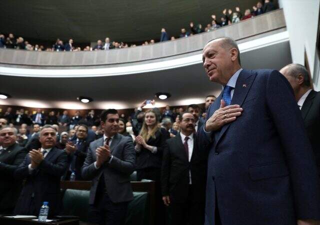 Cumhuriyet Halk Partisi koronavirüse karşı serçe parmak değdirerek selam vermiyor