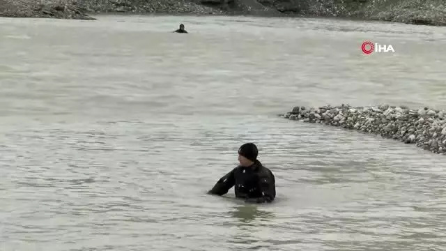 Dalgıçlar kayıp engelli şahsı nehirde arıyor Dalgıçlar kayıp engelli şahsı nehirde arıyor