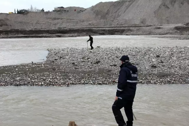 Dalgıçlar kayıp engelli şahsı nehirde arıyor Dalgıçlar kayıp engelli şahsı nehirde arıyor