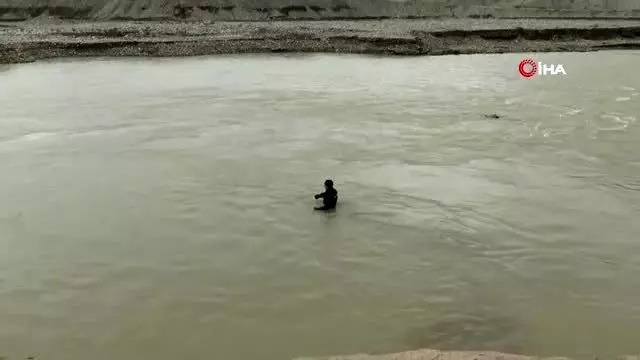 Dalgıçlar kayıp engelli şahsı nehirde arıyor Dalgıçlar kayıp engelli şahsı nehirde arıyor