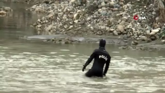 Dalgıçlar kayıp engelli şahsı nehirde arıyor Dalgıçlar kayıp engelli şahsı nehirde arıyor